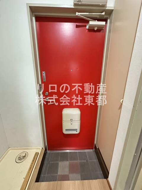 玄関　玄関には下駄箱があるのでスッキリとした空間を保てます