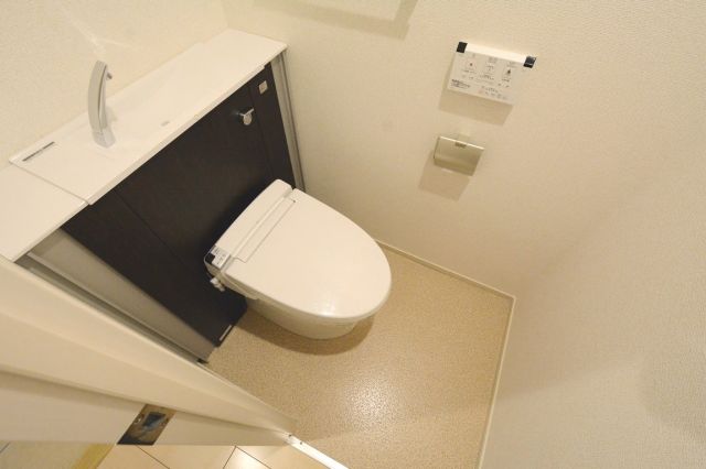 トイレ　温水洗浄便座付きのトイレです♪