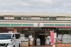 コンビニ　セブンイレブン（コンビニ）まで368m