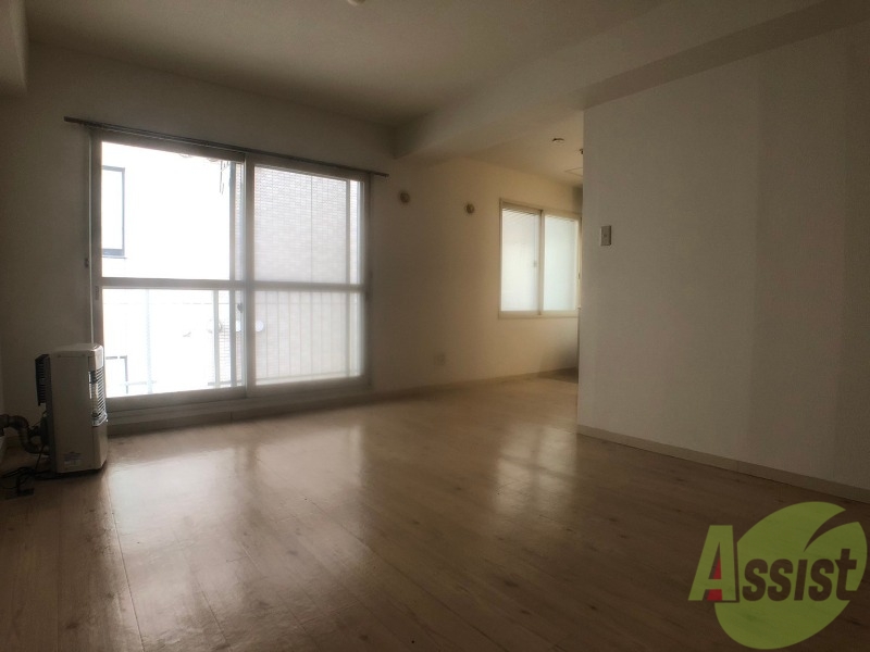 居室・リビング　木目のフローリングは落ち着きのある印象のお部屋になりますね。
