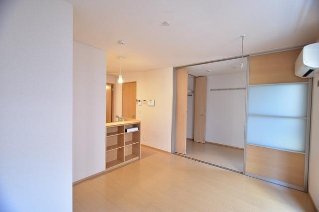 居室・リビング　落ち着く色合いですよね♪同じ建物の違うお部屋の写真です。