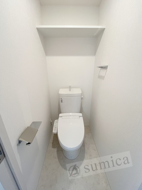 トイレ　人気アイテムの温水洗浄便座。清潔感のあるトイレです。