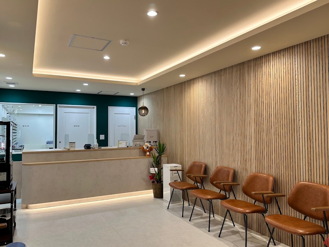 ドラックストア　ちょうちょ薬局　御嶽山店（ドラッグストア）まで100m