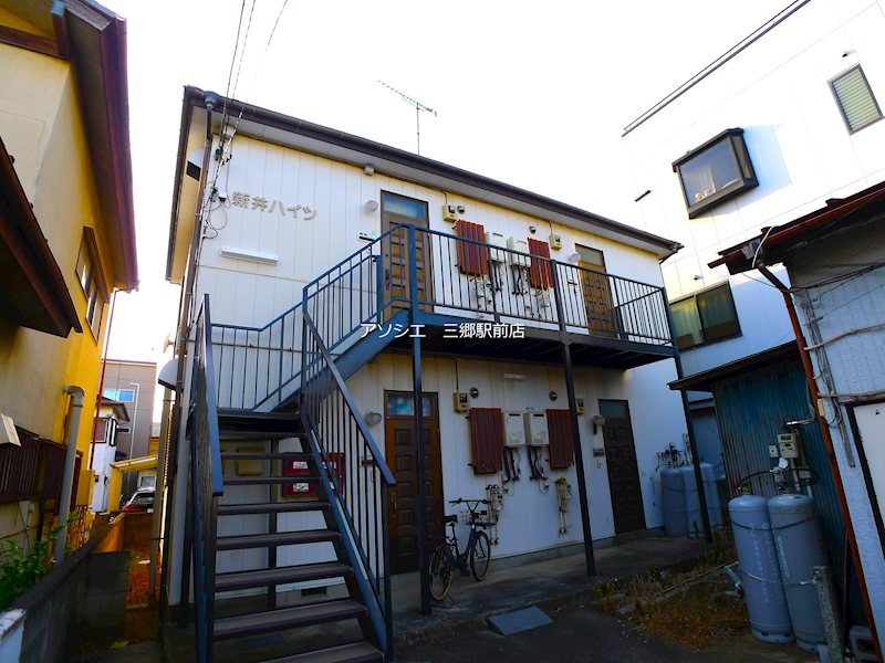 建物外観　新井ハイツのご紹介は住まいの窓口　アソシエにお任せ下さい。
