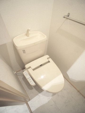 トイレ　温水洗浄暖房便座機能付きです♪