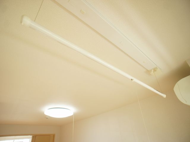 その他設備　室内物干しがあります。