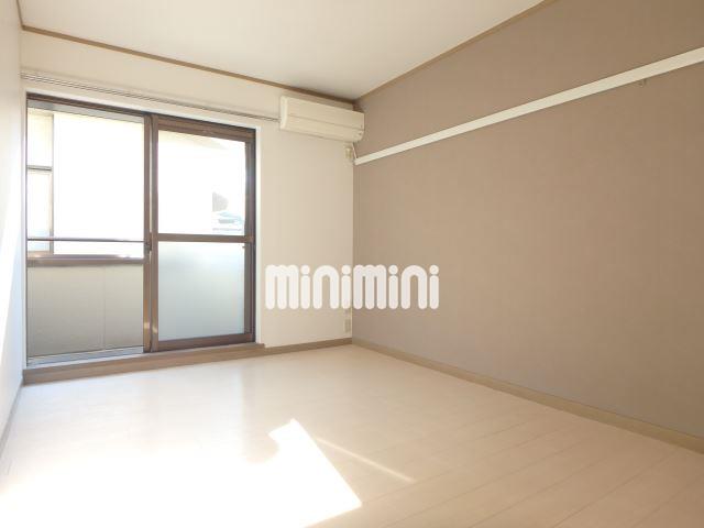 居室・リビング　白を基調としたお部屋です。