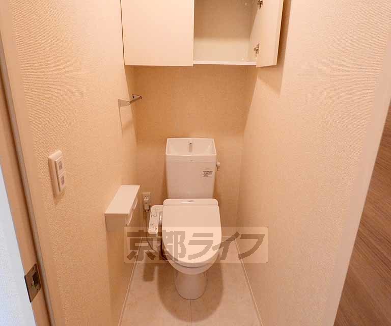トイレ　棚つきです。