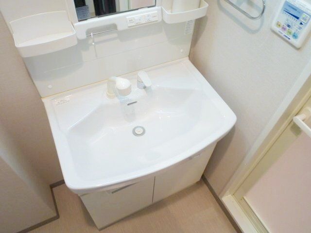 洗面設備　シャンプードレッサーの独立洗面台です。