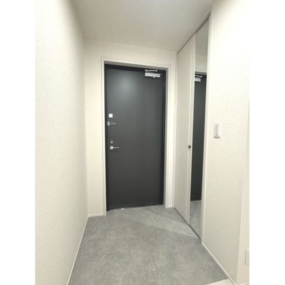 玄関　姿見鏡付き！身だしなみ確認できます♪