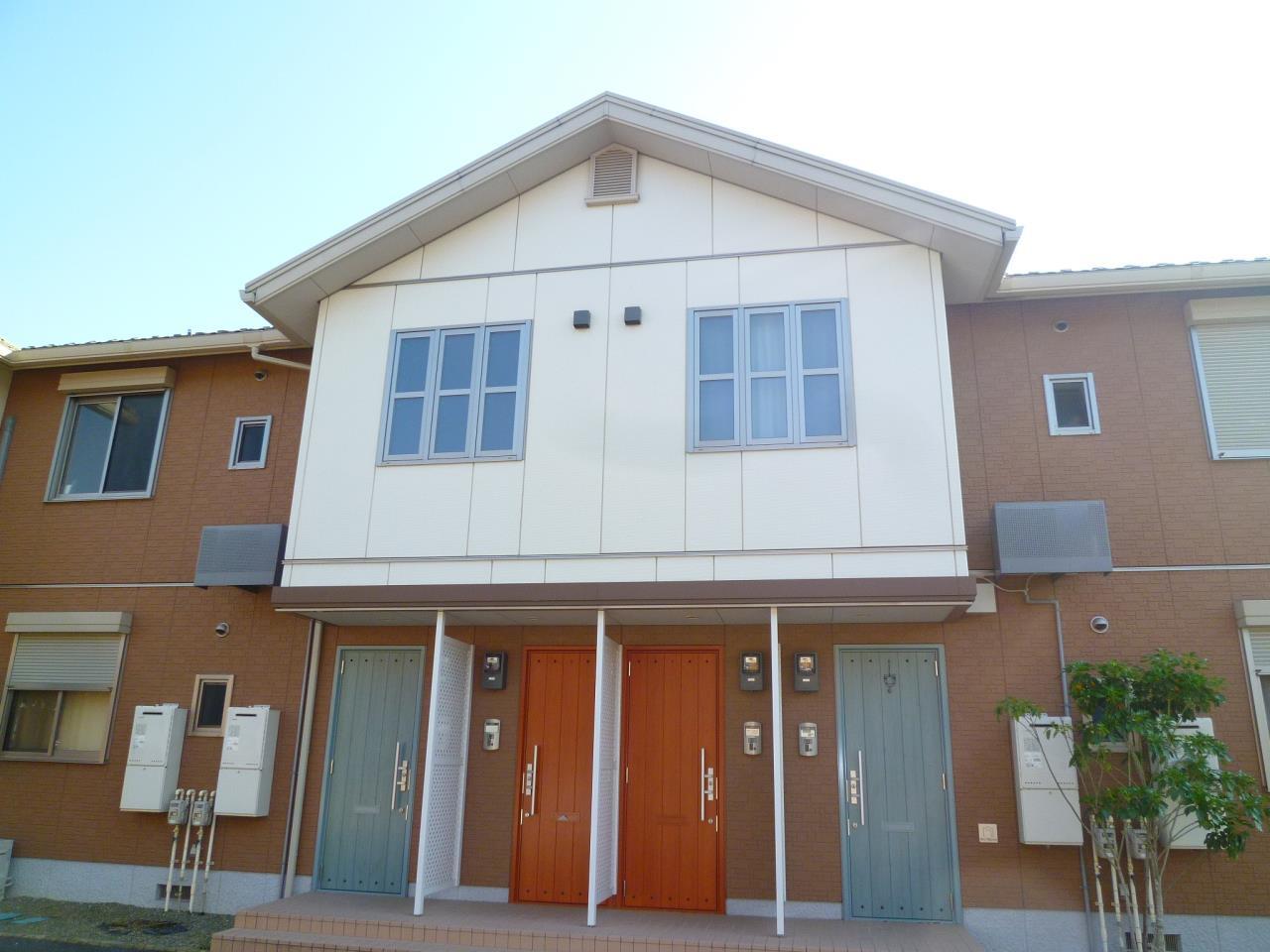 エントランス　部屋によってドアの色が異なります
