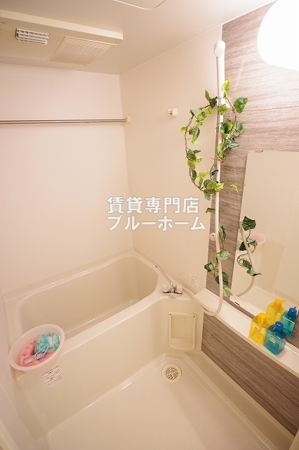 バス・シャワールーム　浴室乾燥付きバスルーム！