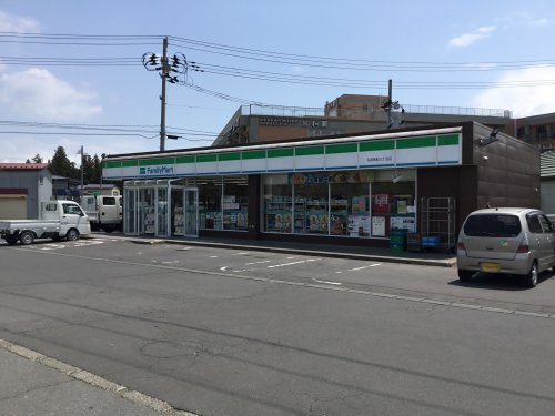 コンビニ　ファミリーマート 弘前茜町三丁目店（コンビニ）まで730m