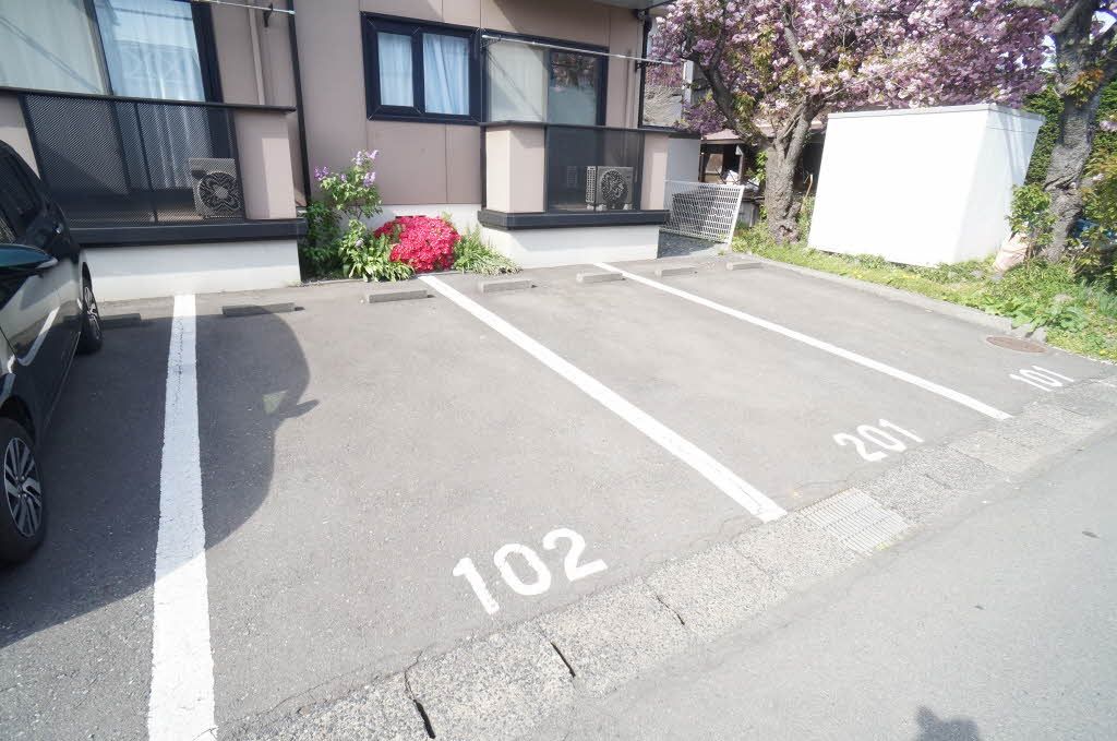 建物外観　駐車場