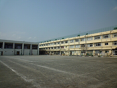 小学校　世田谷区立烏山小学校（小学校）まで950m
