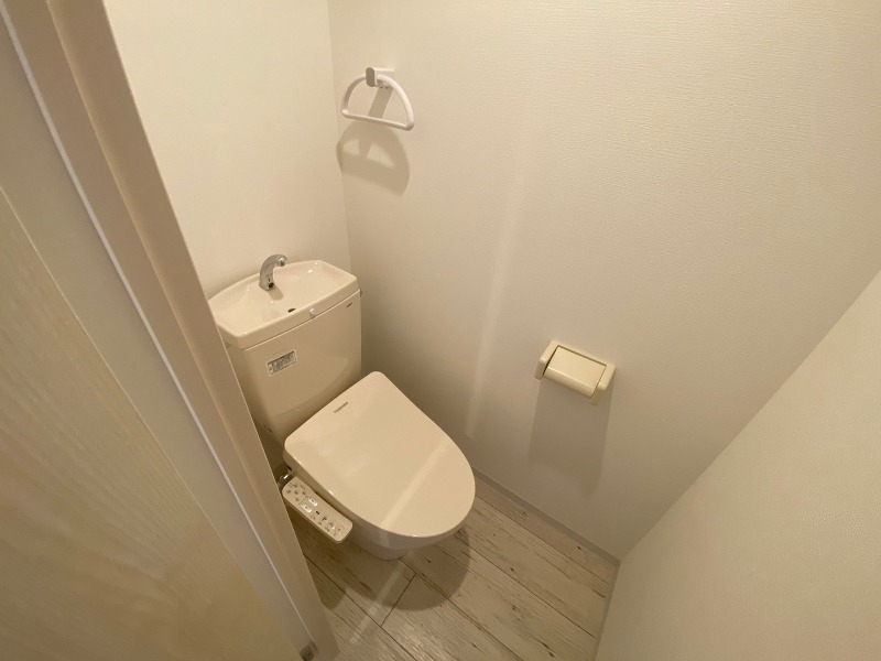 トイレ　こちらはトイレです。清潔感があり、安心して使用できます。