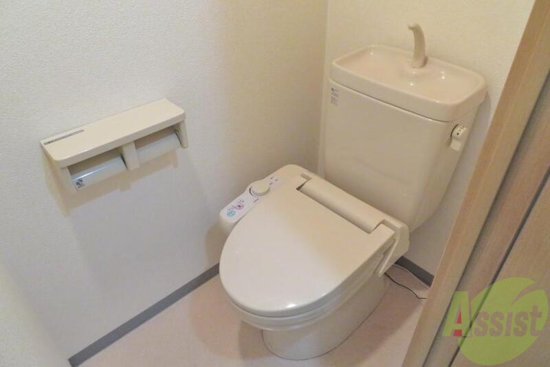 トイレ　温水洗浄便座なので快適に使用できそうですね。
