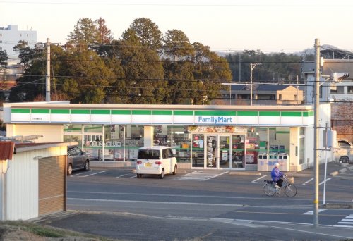コンビニ　ファミリーマート八本松飯田店（コンビニ）まで1035m