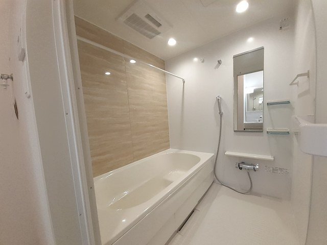 バス・シャワールーム　コンパクトで使いやすいお風呂です