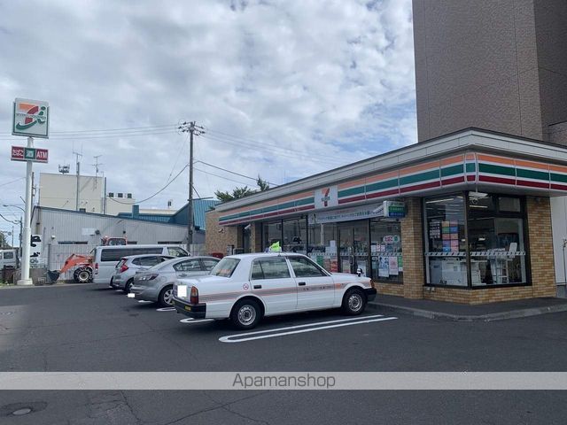 コンビニ　セブンイレブン（コンビニ）まで927m