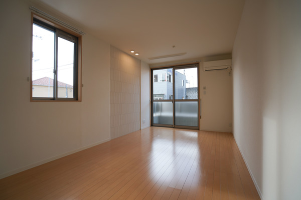 居室・リビング　同じ建物の別なお部屋