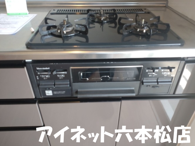 キッチン　3口コンロ・グリル付のキッチンです
