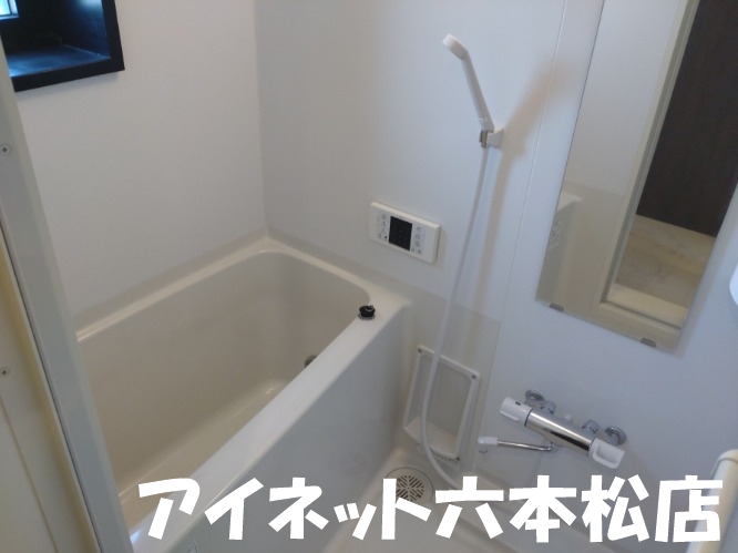 バス・シャワールーム　窓があるバスルームです