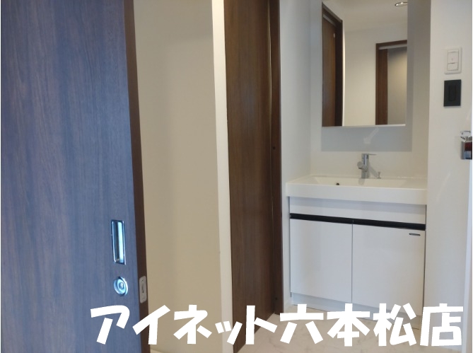 洗面設備　シャンプードレッサー付の洗面台です