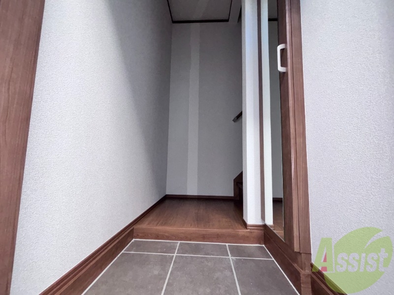 玄関　こちらは玄関になります。照明設備もございます