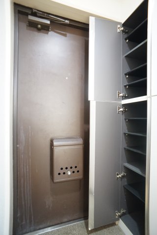 玄関　玄関には大型シューズBOXを設置♪