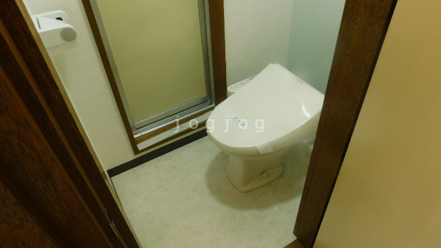 トイレ　嬉しい温水洗浄便座付きのトイレです。