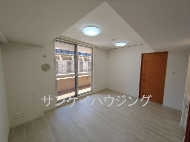 クレッセント国立ディアナプレイスの居間写真