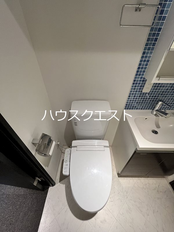 地下鉄東西線 二条城前駅 徒歩7分 5階建 築9年のトイレ写真