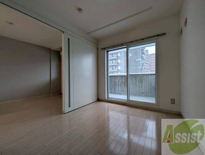 その他部屋・スペース　寝室はこちらです。光が差し込む、温かみのあるお部屋です。