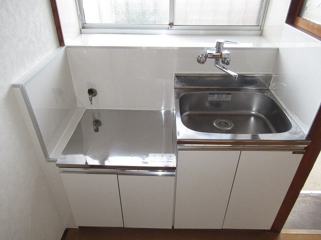 キッチン　交換済のきれいなキッチン。窓があって明るい空間です。