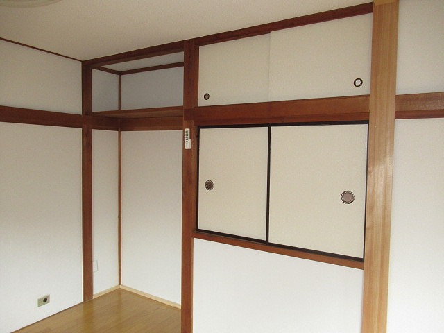収納　上部収納と板の間を洋室にした個所になります。
