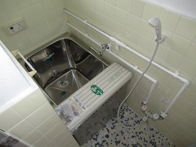 バス・シャワールーム　浴槽も新しい明るい窓付きのお風呂です。