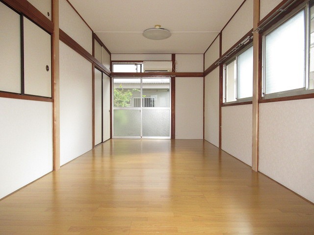 居室・リビング　10.2帖の明るく開放的な南西角部屋になります！