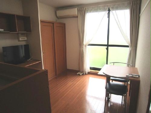 居室・リビング　1階はフローリング、2階はカーペットです。（居室窓側）