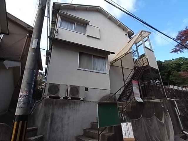 神戸市灘区一王山町のアパートの建物外観
