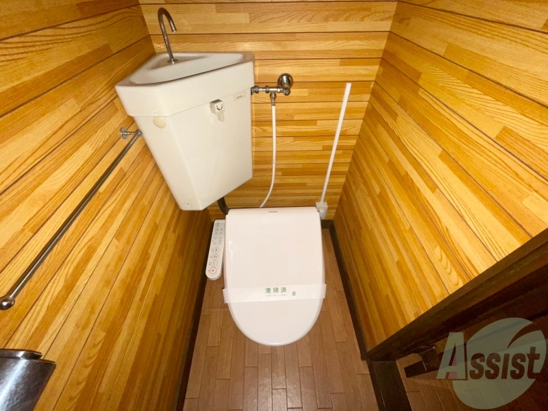 トイレ　温水洗浄便座なので快適に使用できそうですね。