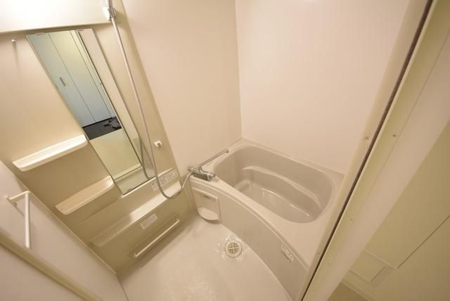 バス・シャワールーム　鏡の大きな浴室