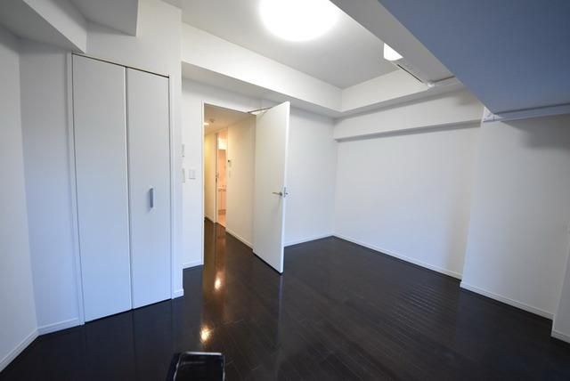 居室・リビング　シックな色使いの洋室