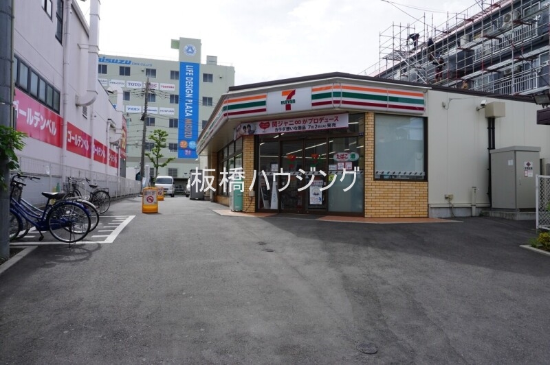 コンビニ　セブンイレブン新高島平（コンビニ）まで384m
