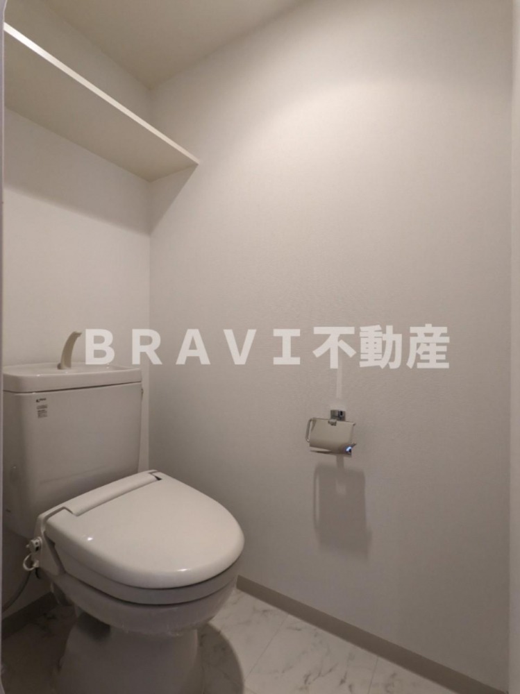 トイレ　【ドゥーエ森ノ宮】棚付きのトイレ