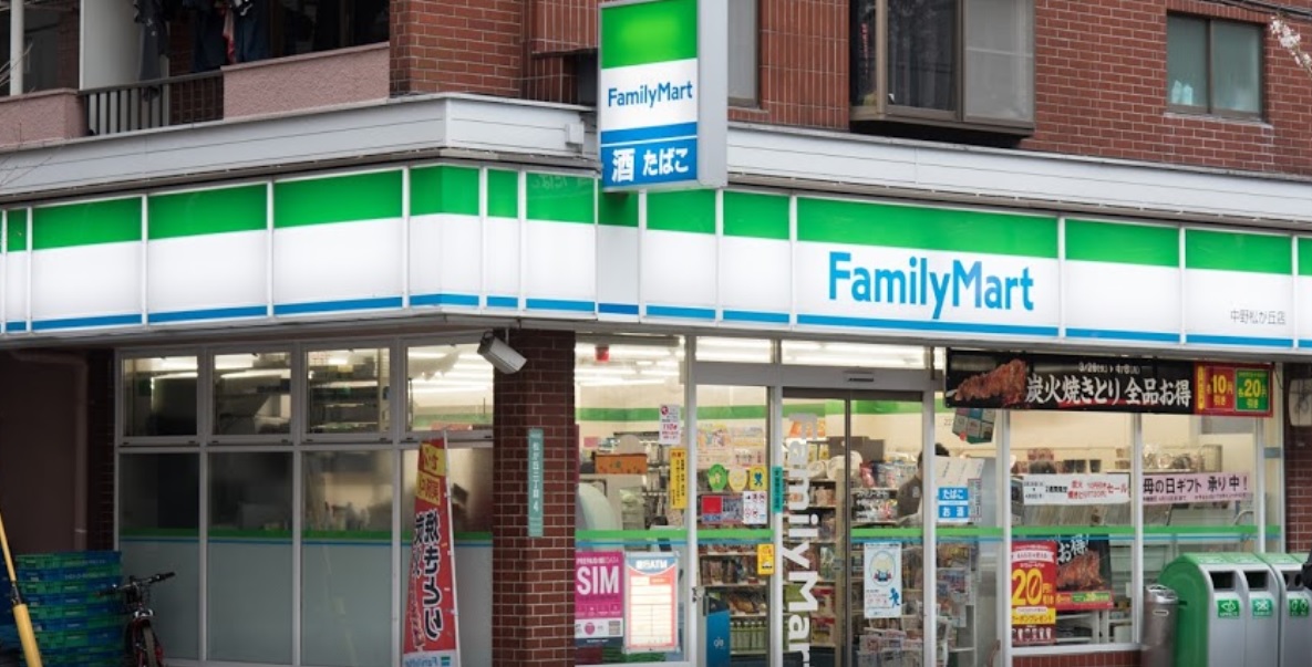 コンビニ　ファミリーマート中野松が丘店（コンビニ）まで132m