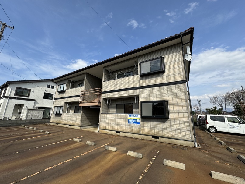 新発田市富塚町のアパートの建物外観