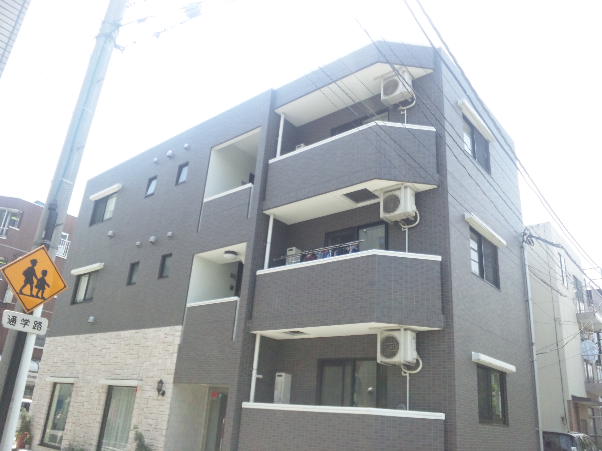 建物外観　落ち着いた感じのマンションです