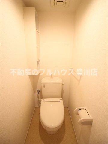 トイレ　写真は反転タイプ別室