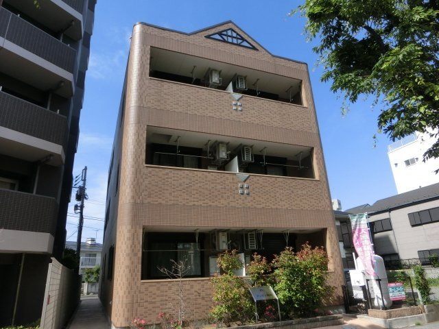 平塚市天沼のマンションの建物外観